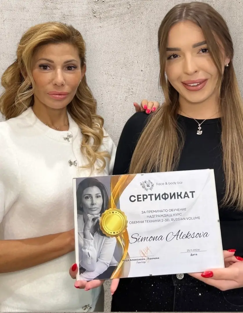 Преподавател и курсист със сертификат след beauty обучение